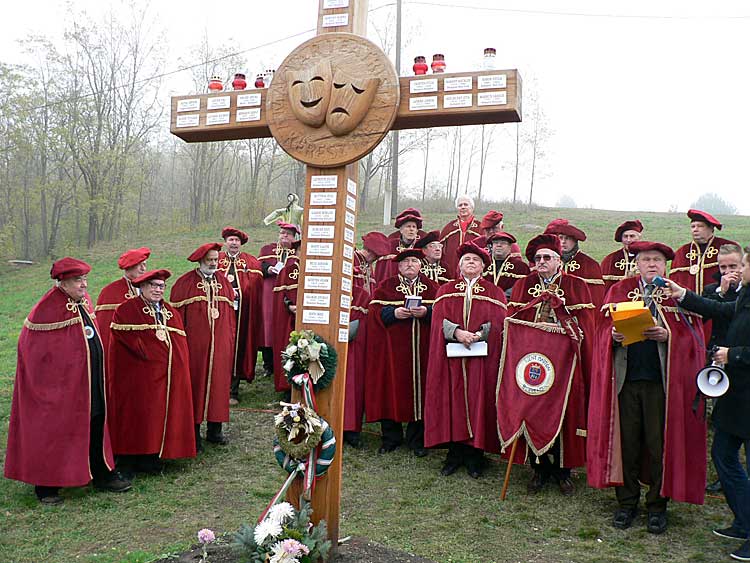 A Márton-napi vigasságok programjaiban fontos szerep jut a Szent Márton borlovagrend ünnepi ceremóniájának