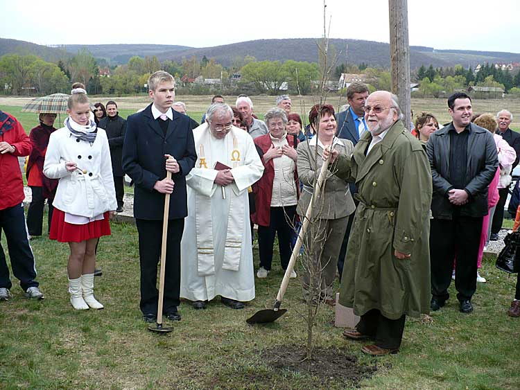 Péter Haumann, Actor of the Nation after planting his tree